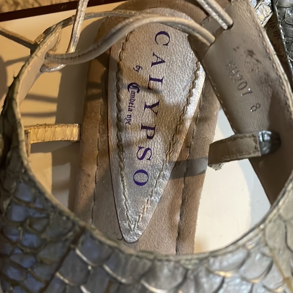 Calypso by Candela silver leather embossed sandals Size 8 Flats with ties - Picture 2 of 3